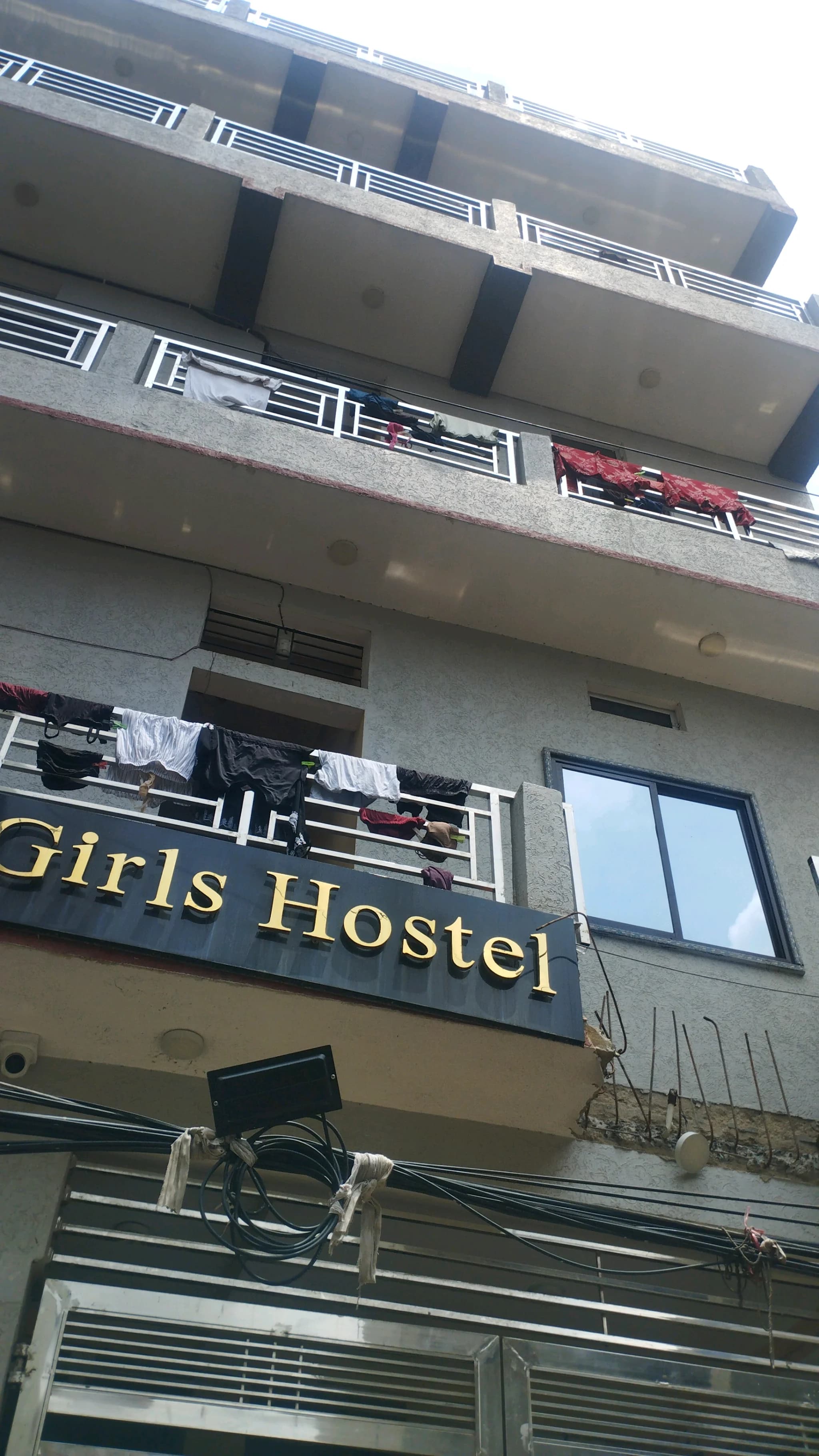 PG for Girls in Ahirtoli · Single Sharing