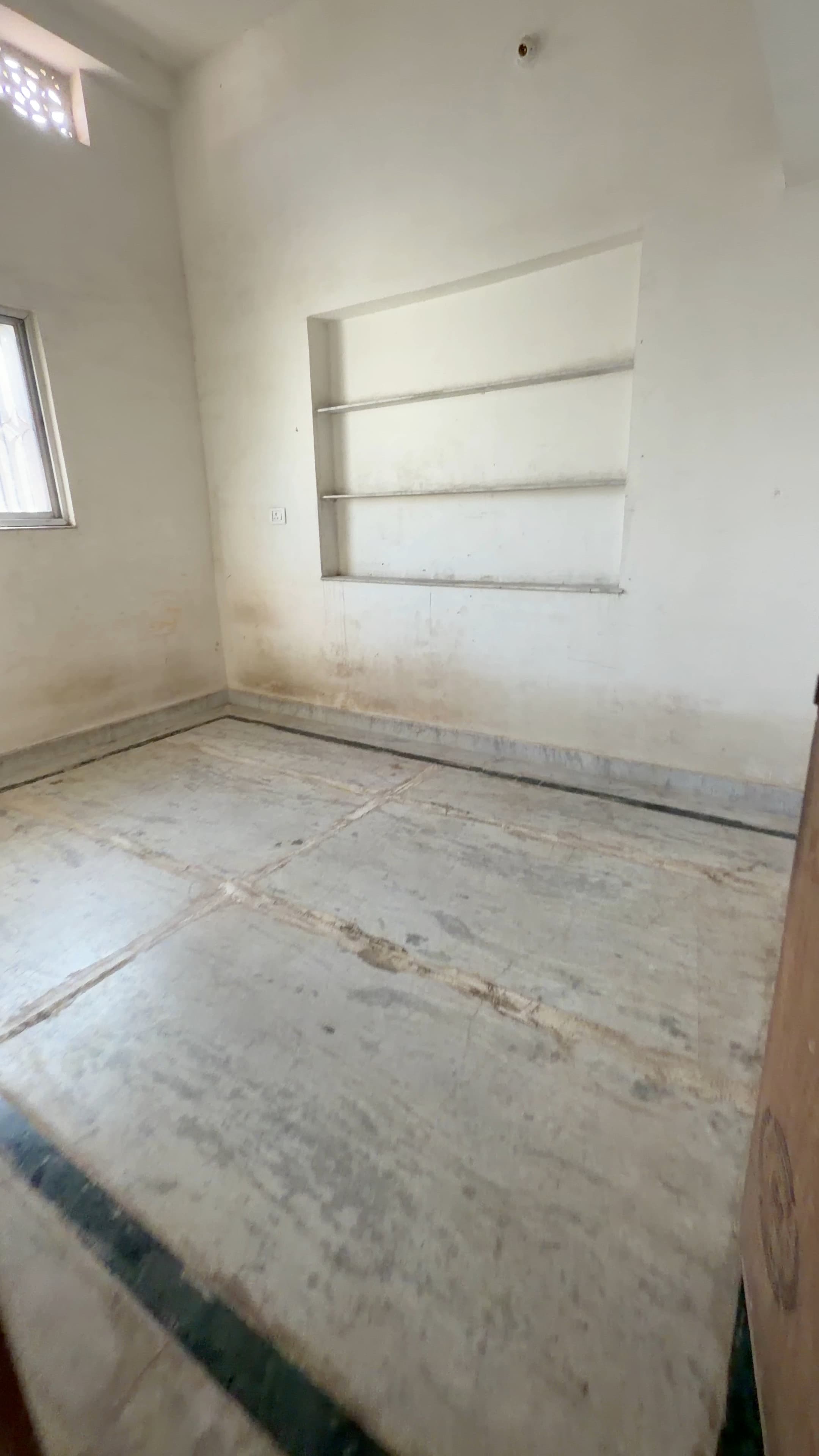 Semi furnished 1 RK Flat for Rent in Lalpur